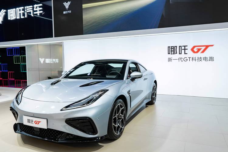 惠州246哪吒汽车在智能汽车领域的表现，领途汽车在新能源汽车市场中的影响力